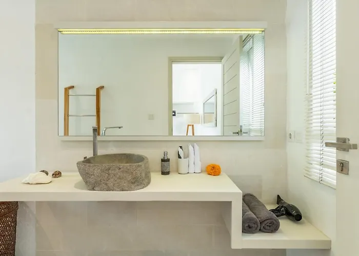 Fresh And Stylish 3bd In With Private Pool